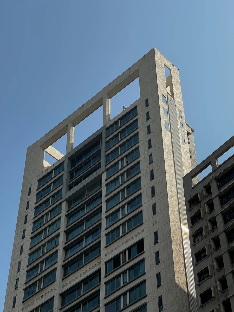 Markante moderne Hochhausarchitektur vor blauem Himmel