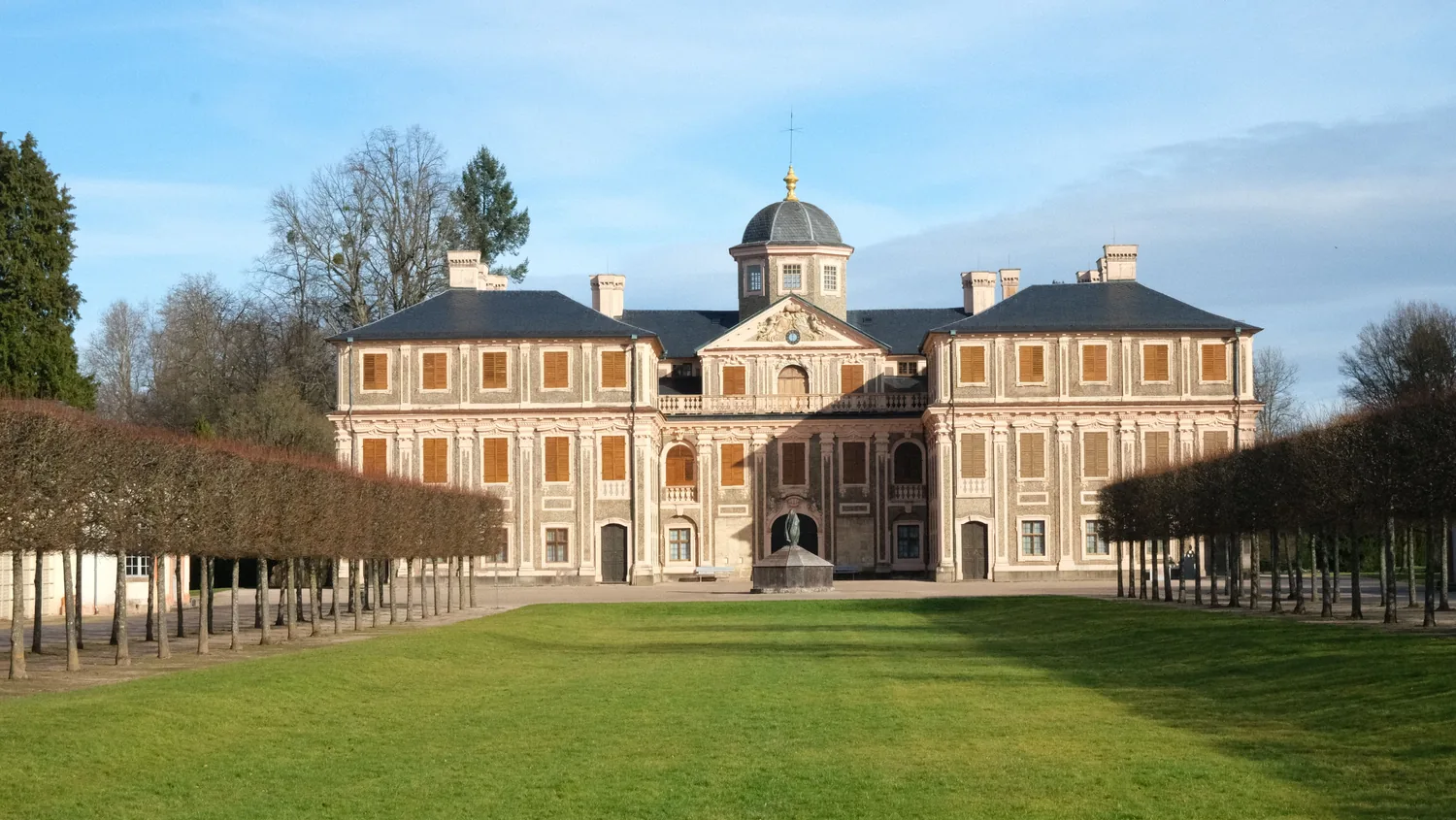 Großzügige historische Schlossanlage mit weitläufigem Vorplatz